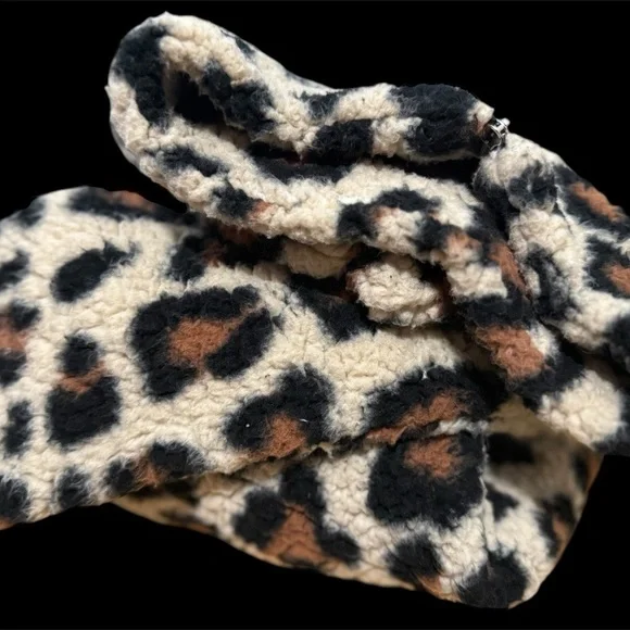 Haptics Sherpa women’s sweater animal print size small - Picture 8 of 14